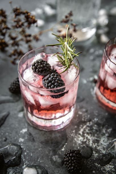blackberry gin and tonic cocktail