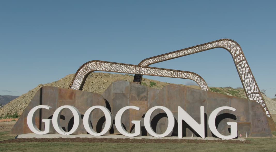 sculpture that spells out googong