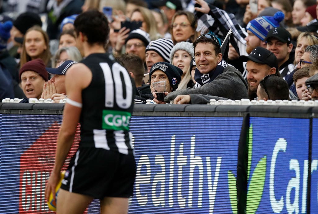 MELBOURNE, AUSTRALIA - JUNE 23: Crowd members attempt to distract Scott Pendlebury of the Magpies as he lines up for goal during the 2018 AFL round 14 match between the Collingwood Magpies and the Carlton Blues at the Melbourne Cricket Ground on June 23, 2018 in Melbourne, Australia. (Photo by Michael Willson/AFL Media/Getty Images)