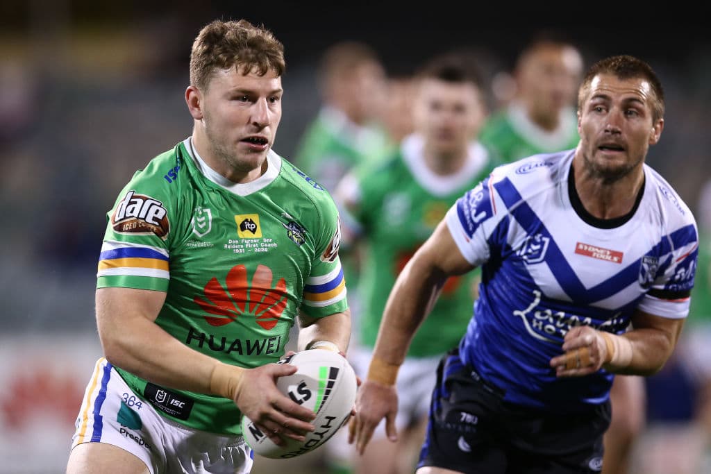 CANBERRA, AUSTRALIA - AUGUST 30: George Williams of the Raiders runs the ball during the round 16 NRL match between the Canberra Raiders and the Canterbury Bulldogs at GIO Stadium on August 30, 2020 in Canberra, Australia. (Photo by Jason McCawley/Getty Images)