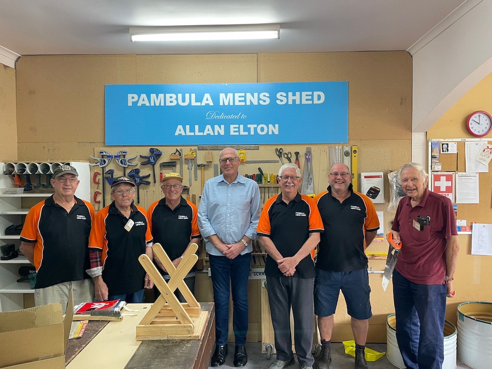 NSW Senator Jim Molan and members of the Palumba Men's Shed. Photo supplied