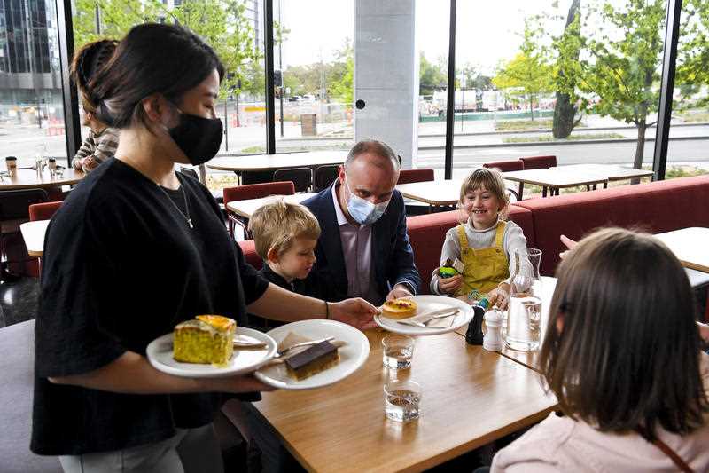 ACT Chief Minister Andrew Barr, his brother Iain, sister in law Nat, nephew Gus and niece Zoe enjoy a coffee at a cafe in Canberra, Friday, October 15, 2021