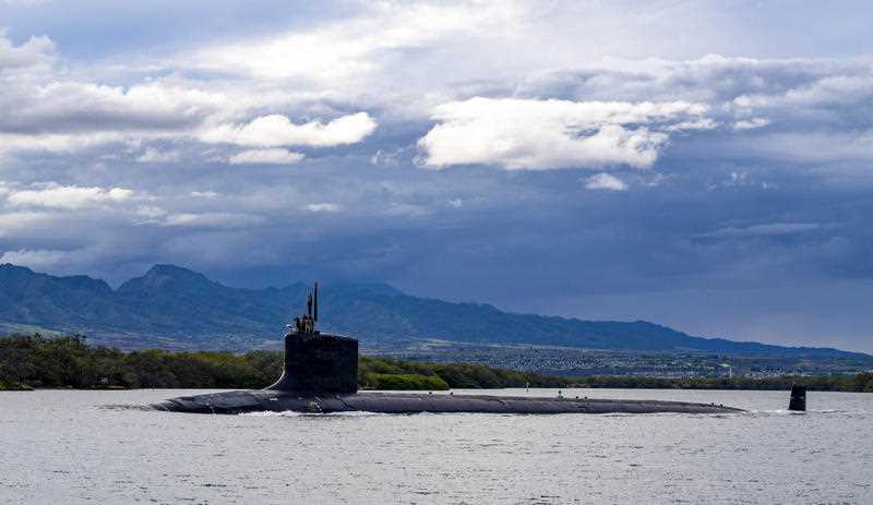 the Virginia-class fast-attack submarine USS Missouri (SSN 780) departs Joint Base Pearl Harbor-Hickam