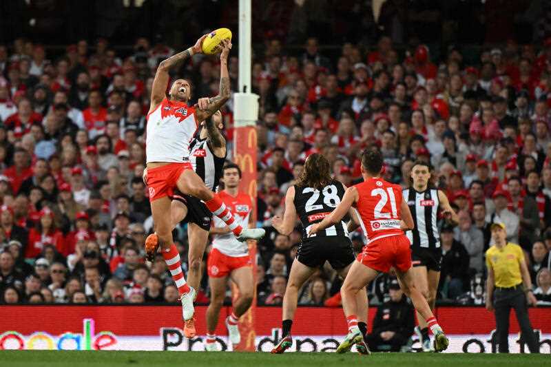 Lance Franklin of the Swans takes a mark