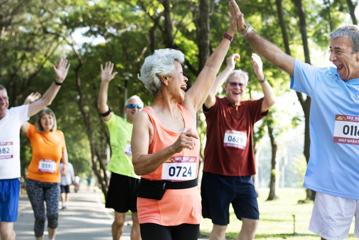 6 Mature runners running in a race