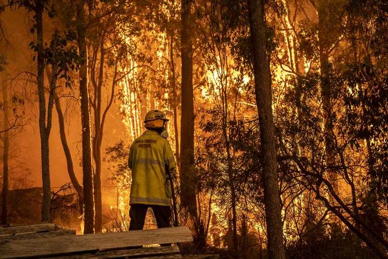 Fire fighters in Western Australia battling a bushfire