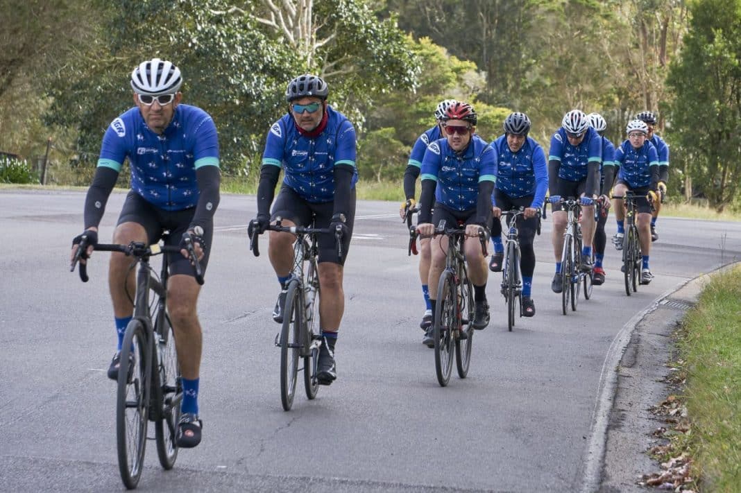 Peleton of cyclists dressed in blue