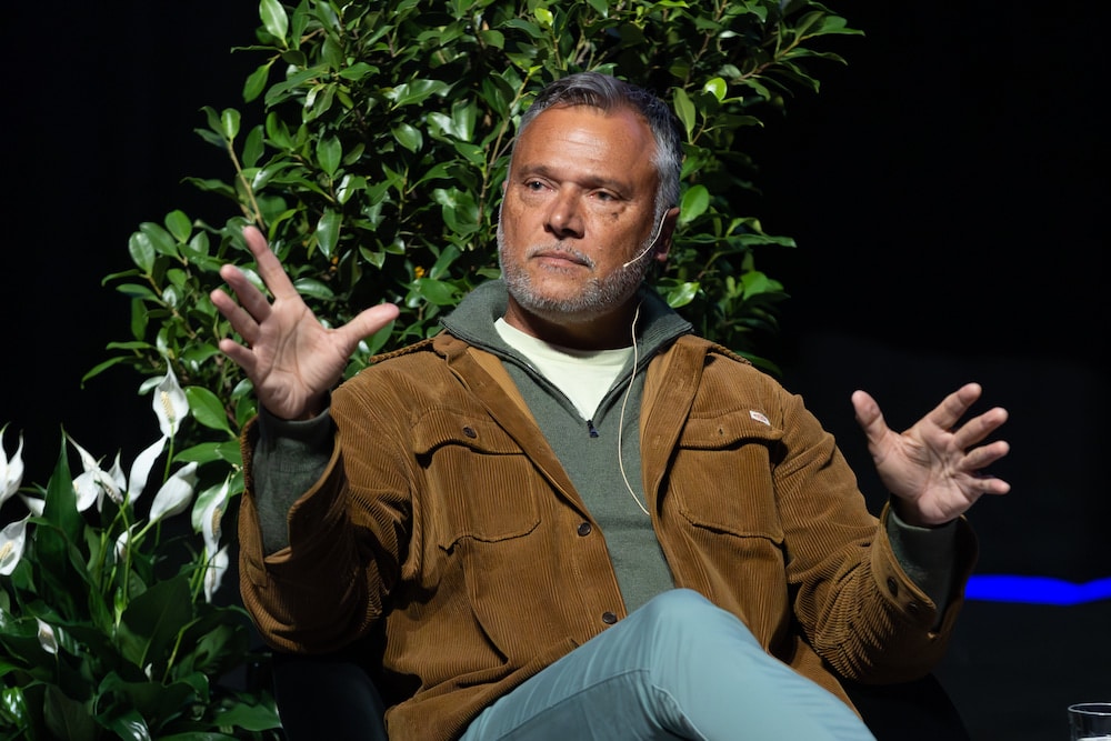 f Stan Grant talking about his new book The Queen is Dead at the Melbourne Writers Festival in Melbourne. Photo: Andrew Guo / AAP