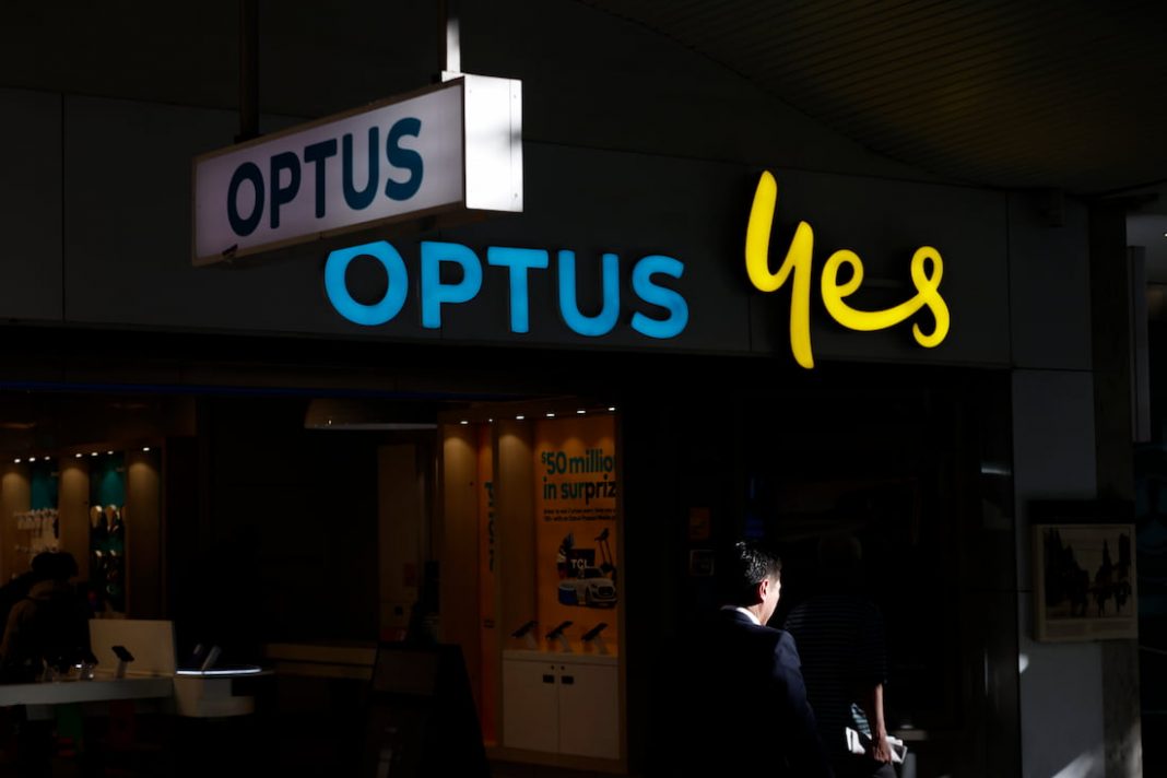 Government announces review into Optus outage