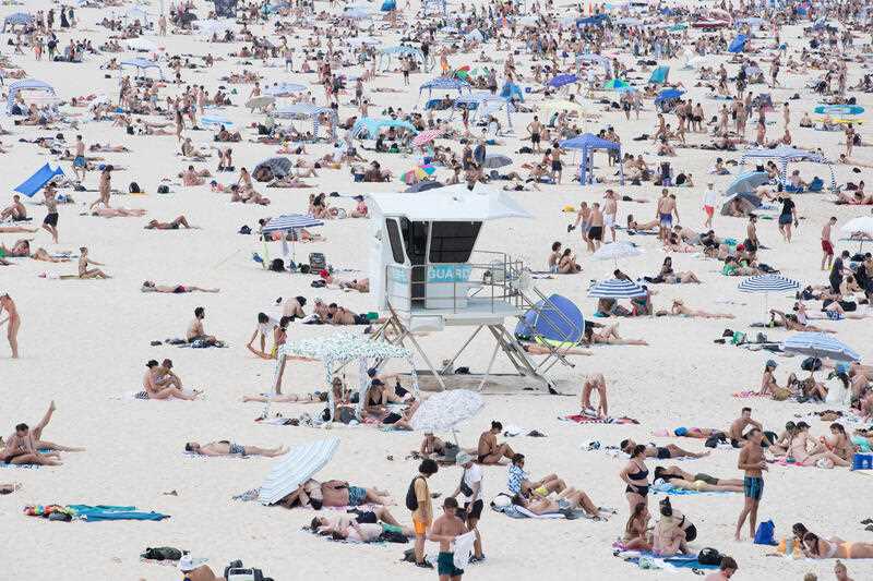 Lots of people on Bondi Beach in Sydney during a heatwave