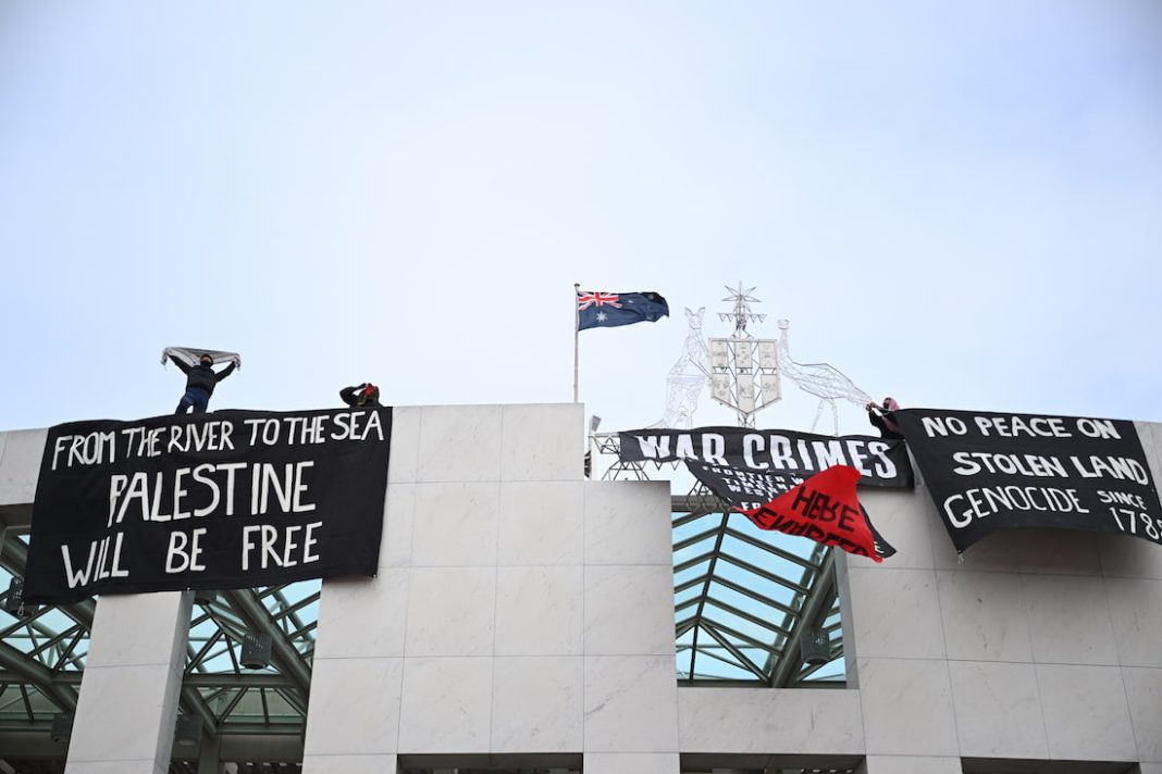 Palestine protesters climb onto Parliament House roof