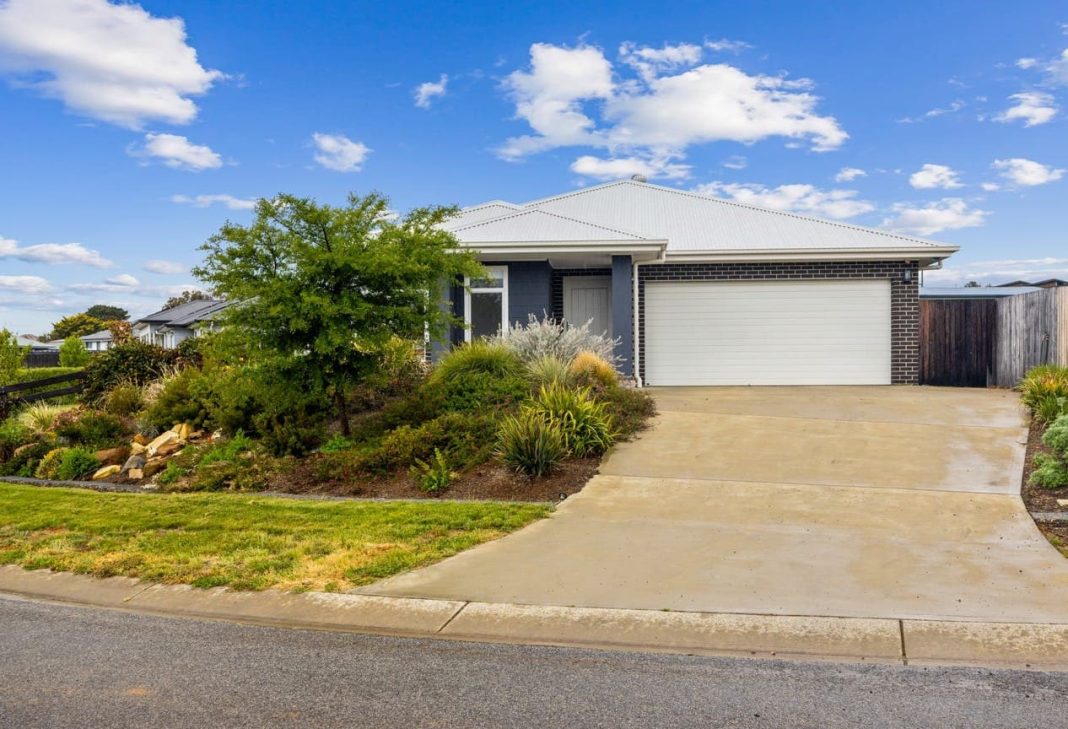 7 Green Avenue, Gunning