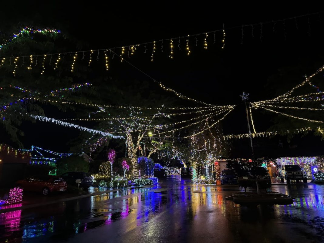 The cul-de-sac at the end of Burraly Court has come together to create a beautiful display of festive lights.